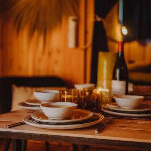 Hébergement insolite en Provence-Alpes-Côte dAzur, table élégamment dressée pour un repas.