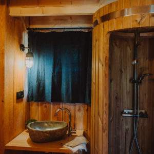 Salle de bain en bois dun hébergement insolite en Provence-Alpes-Côte dAzur.