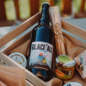 Panier gourmand avec bière artisanale et douceurs locales en Provence-Alpes-Côte dAzur.