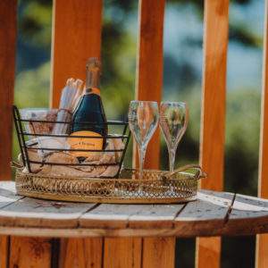 Hébergement insolite en Provence-Alpes-Côte dAzur avec vue, champagne et flûtes.