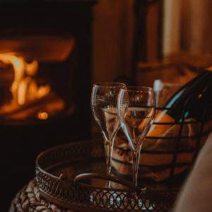 Hébergement insolite en Provence-Alpes-Côte dAzur, avec cheminée et flûtes de champagne.