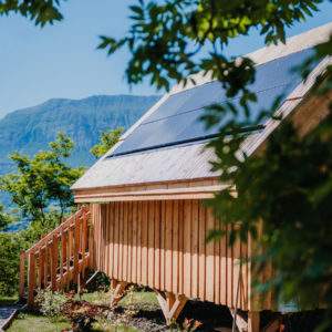 Cabane en bois avec panneaux solaires, vue sur les montagnes en Provence-Alpes-Côte dAzur.
