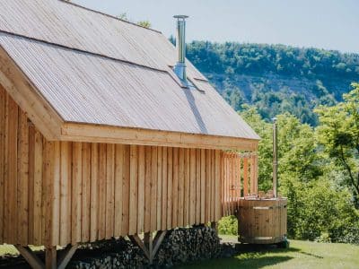 Cabane en bois avec un bain nordique, entourée de verdure en Provence-Alpes-Côte dAzur.