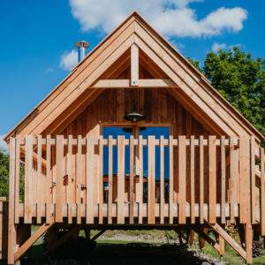 Cabane en bois avec terrasse ensoleillée, située en Provence-Alpes-Côte dAzur.
