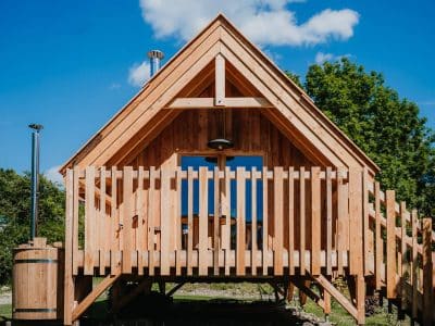 Cabane en bois avec terrasse ensoleillée, située en Provence-Alpes-Côte dAzur.