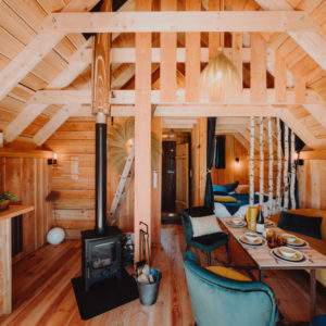 Cabane en bois cosy avec un poêle, située en Provence-Alpes-Côte dAzur.