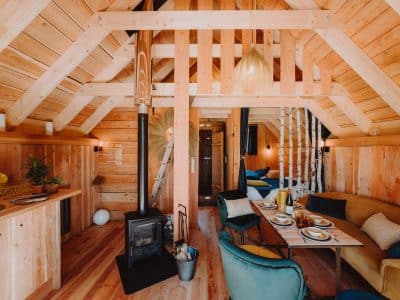Cabane en bois cosy avec un poêle, située en Provence-Alpes-Côte dAzur.