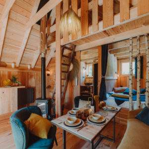 Cabane en bois chaleureuse, avec un intérieur en bois et une décoration cosy.
