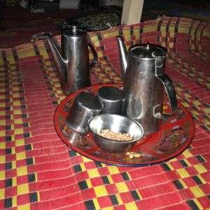 Hébergement insolite en Champagne-Ardenne avec service à thé en métal sur tapis coloré.