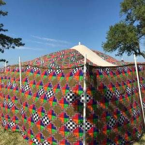 Yourte colorée à Champagne-Ardenne, ornée de motifs vibrants sous un ciel bleu.