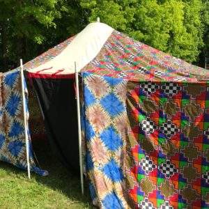 Tente colorée et originale en plein air, idéale pour un séjour insolite en Champagne-Ardenne.