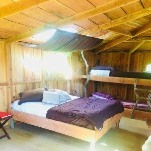Cabane en bois à Basse-Normandie, intérieur chaleureux avec lits superposés.