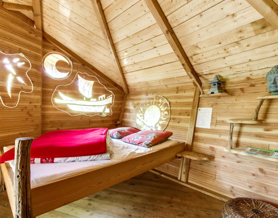 Cabane en bois avec lit douillet et fenêtres originales à Pays de la Loire.