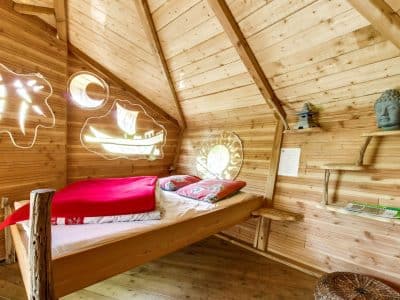 Cabane en bois avec lit douillet et fenêtres originales à Pays de la Loire.
