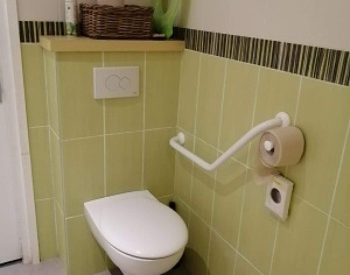 Toilettes modernes et accessibles dans un hébergement insolite au Centre.