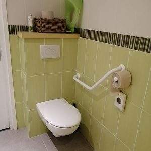 Toilettes modernes et accessibles dans un hébergement insolite au Centre.