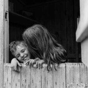 Enfants samusant dans un hébergement insolite en bois, ambiance chaleureuse et conviviale.