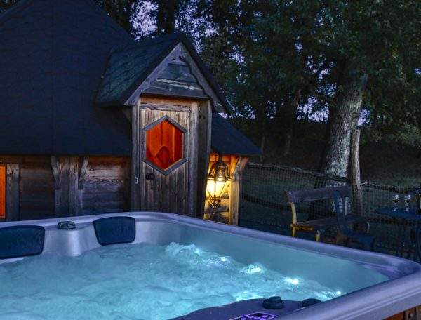 Le chalet jacuzzi dépendance privatisée de La cabane perchée au bois d'Emma et Loue, Eauze,Gers,Midi-Pyrénnées, occitanie,France