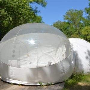 Hébergement insolite en bulle transparente, niché dans la verdure du Pays de la Loire.
