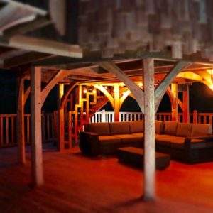 Cabane perchée en Auvergne-Rhône-Alpes avec salon cosy et éclairage chaleureux.