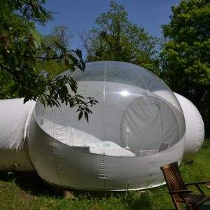 Hébergement insolite en bulle transparente, entouré de verdure au Pays de la Loire.