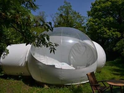 Hébergement insolite en bulle transparente, entouré de verdure au Pays de la Loire.