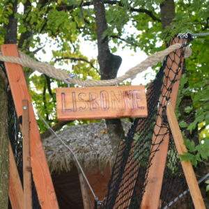 Cabane dans les arbres à Pays de la Loire, avec un panneau en bois Lisbonne.