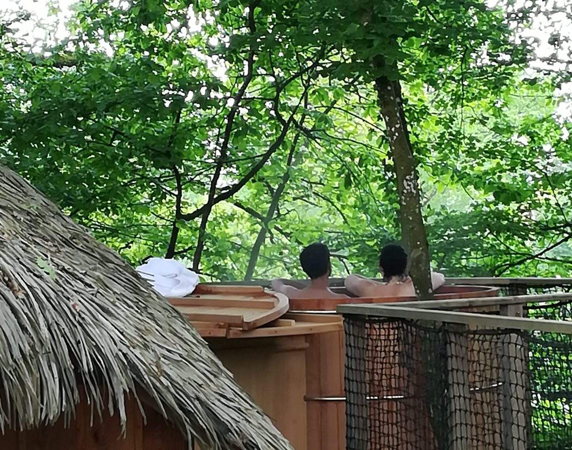 Hébergement insolite en Pays de la Loire avec jacuzzi en pleine nature.