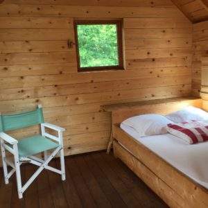 Cabane en bois dans le Pays de la Loire, avec lit confortable et vue sur la nature.