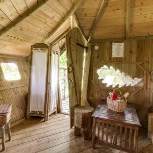 Cabane en bois dans les Pays de la Loire, avec intérieur chaleureux et mobilier en bois.