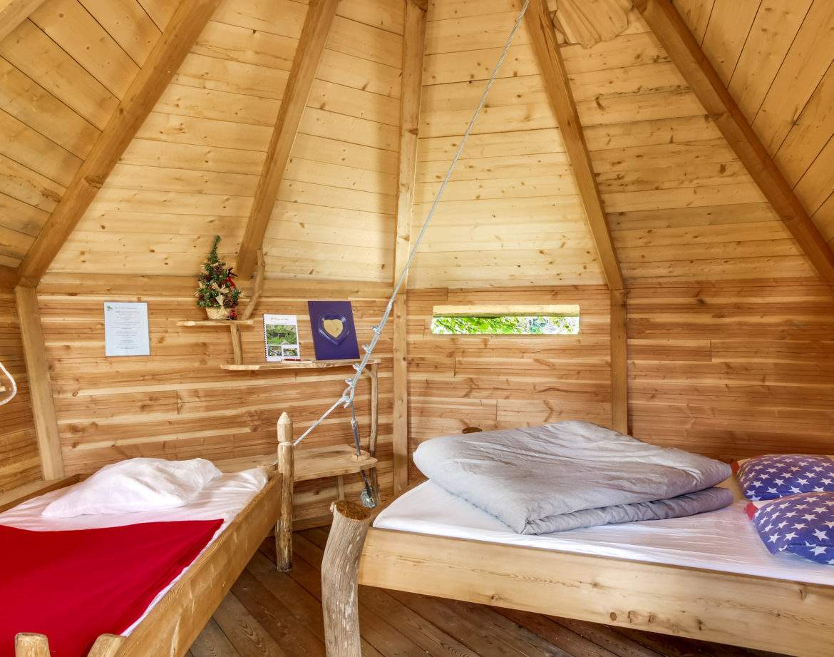 Cabane en bois avec lits confortables et décoration chaleureuse à Pays de la Loire.