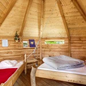 Cabane en bois avec lits confortables et décoration chaleureuse à Pays de la Loire.