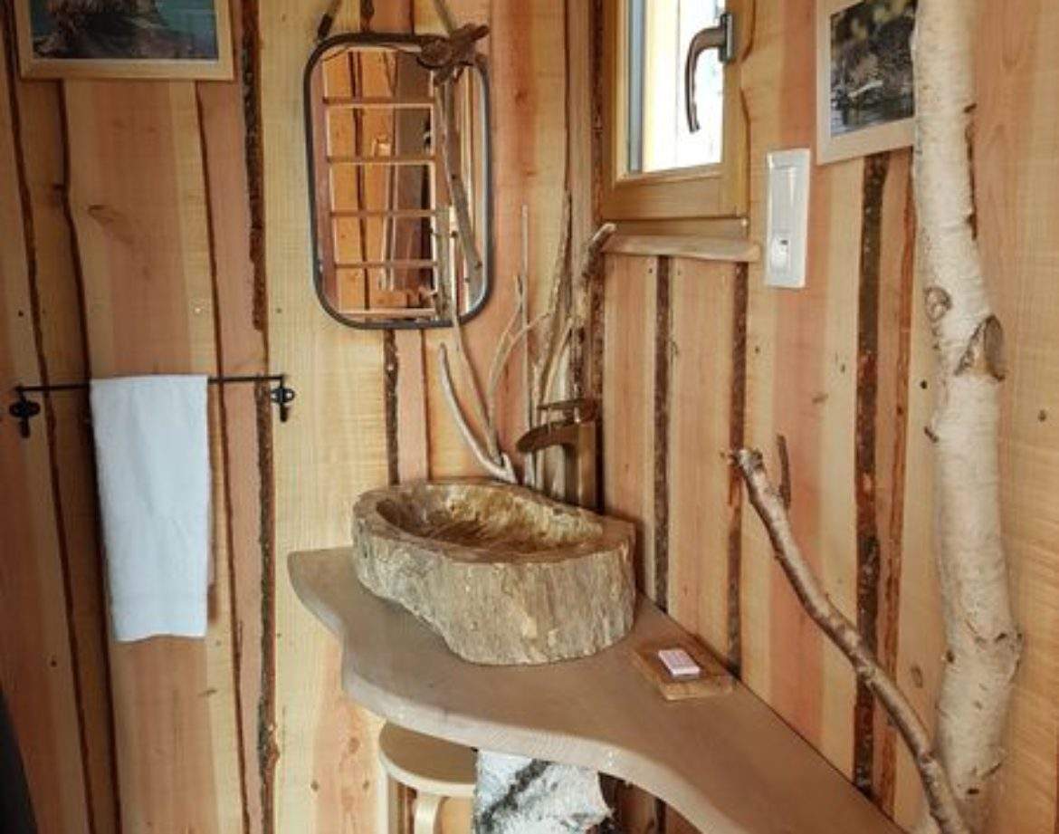 Cabane en bois dans le Languedoc-Roussillon avec lavabo en tronc darbre.