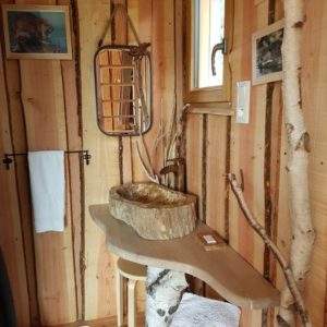 Cabane en bois dans le Languedoc-Roussillon avec lavabo en tronc darbre.
