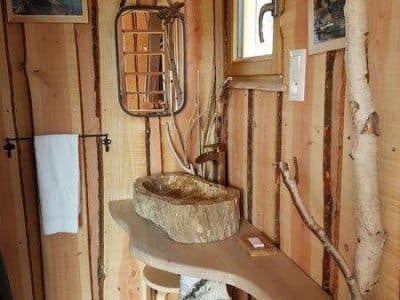 Cabane en bois dans le Languedoc-Roussillon avec lavabo en tronc darbre.