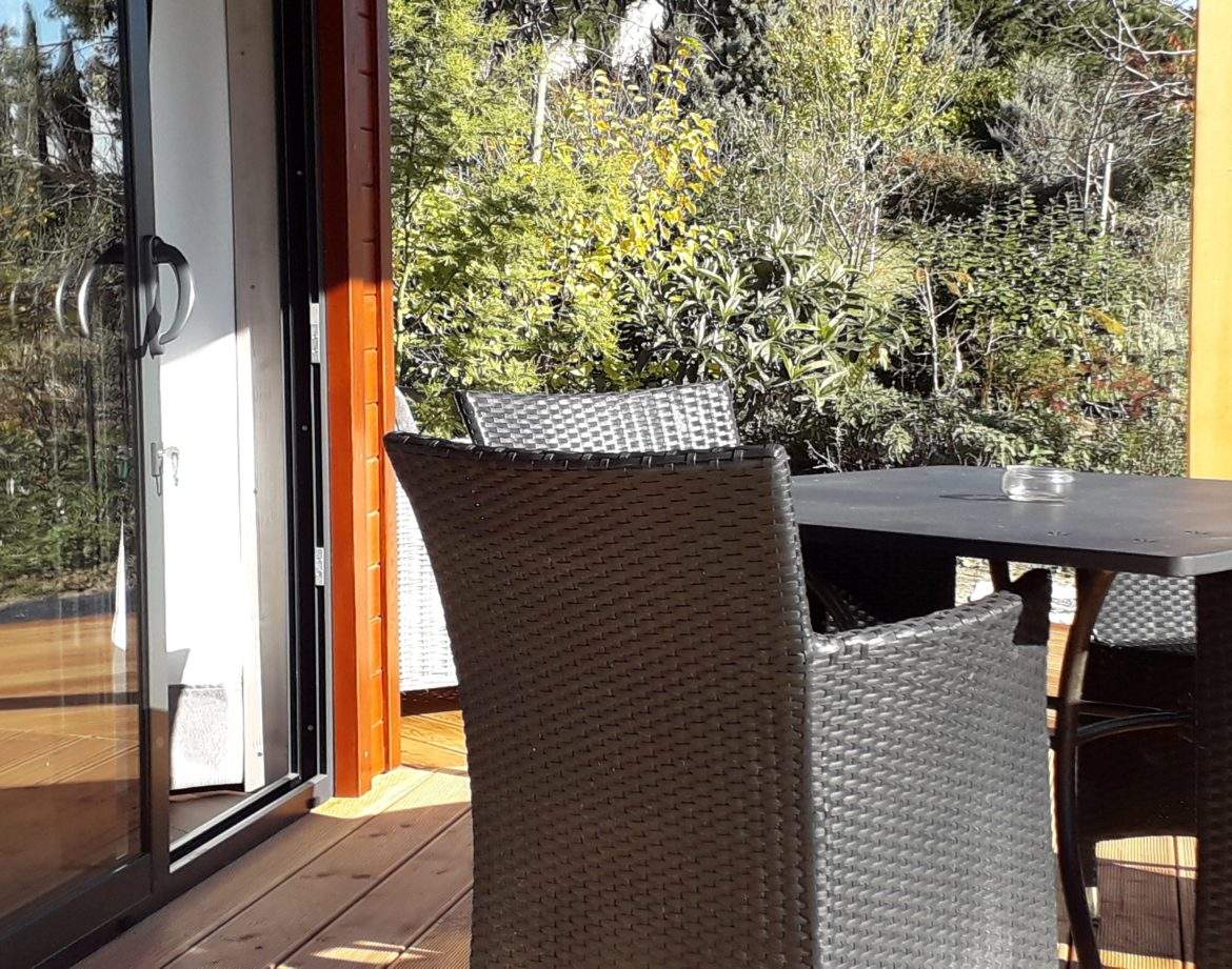 Hébergement insolite en Languedoc-Roussillon avec terrasse et mobilier en rotin.