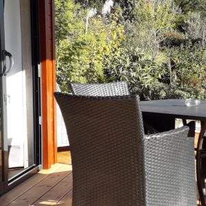 Hébergement insolite en Languedoc-Roussillon avec terrasse et mobilier en rotin.