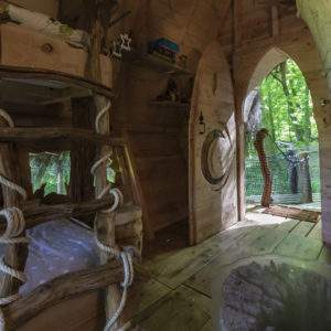 Cabane dans les arbres à Champagne-Ardenne, avec un intérieur en bois et une vue sur la nature.