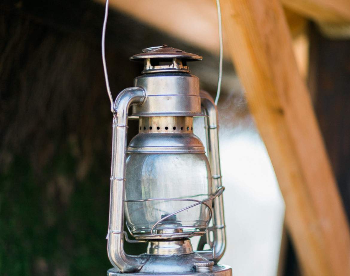 Lanterne vintage suspendue dans un hébergement insolite en Auvergne-Rhône-Alpes.