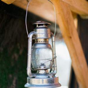Lanterne vintage suspendue dans un hébergement insolite en Auvergne-Rhône-Alpes.