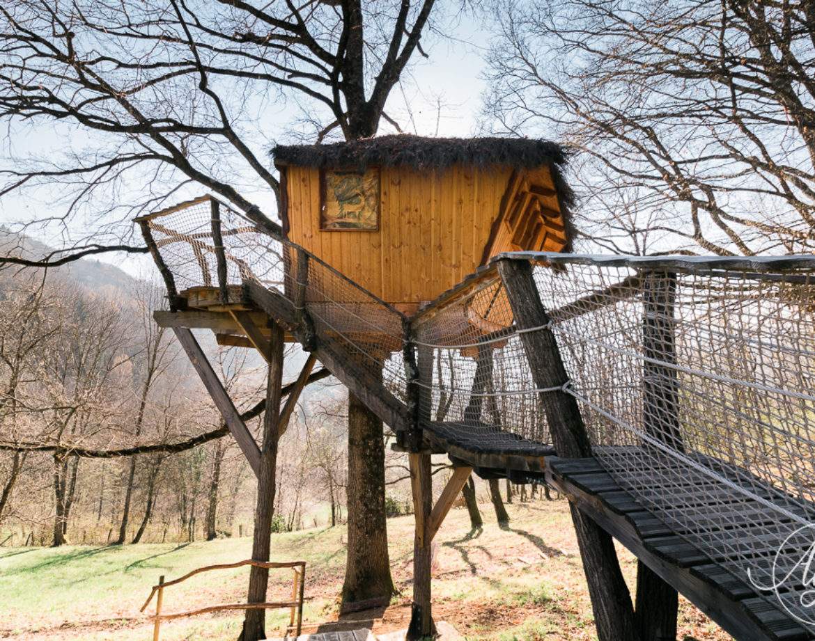 Cabane dans les arbres en Auvergne-Rhône-Alpes, perchée et entourée de nature.