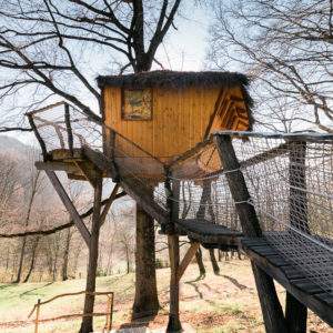 Cabane dans les arbres en Auvergne-Rhône-Alpes, perchée et entourée de nature.