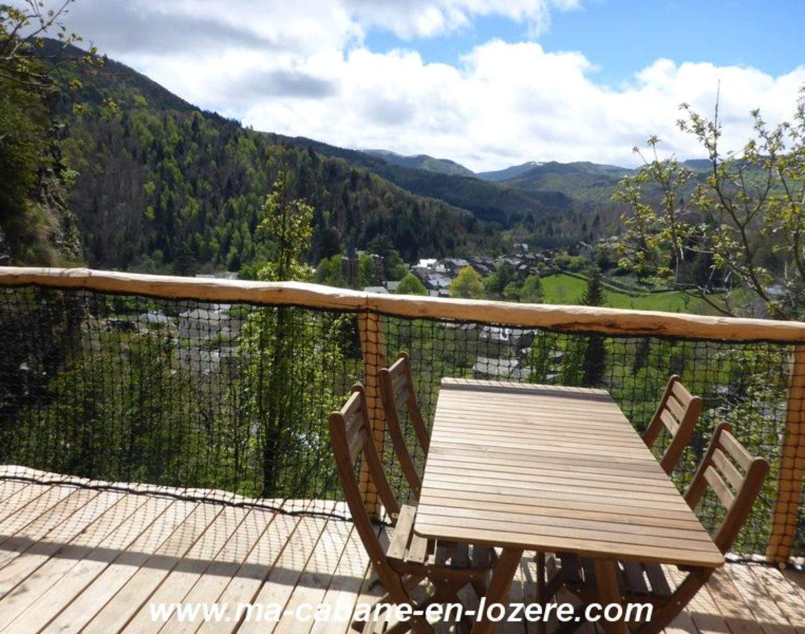 Cabane perchée en Languedoc-Roussillon avec vue panoramique sur la vallée.