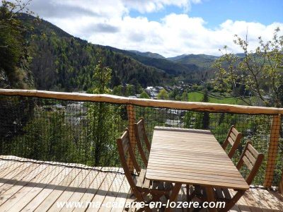 Cabane perchée en Languedoc-Roussillon avec vue panoramique sur la vallée.