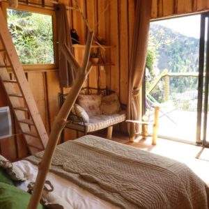 Cabane en bois dans le Languedoc-Roussillon, avec vue sur la nature et un intérieur chaleureux.