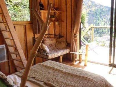 Cabane en bois dans le Languedoc-Roussillon, avec vue sur la nature et un intérieur chaleureux.