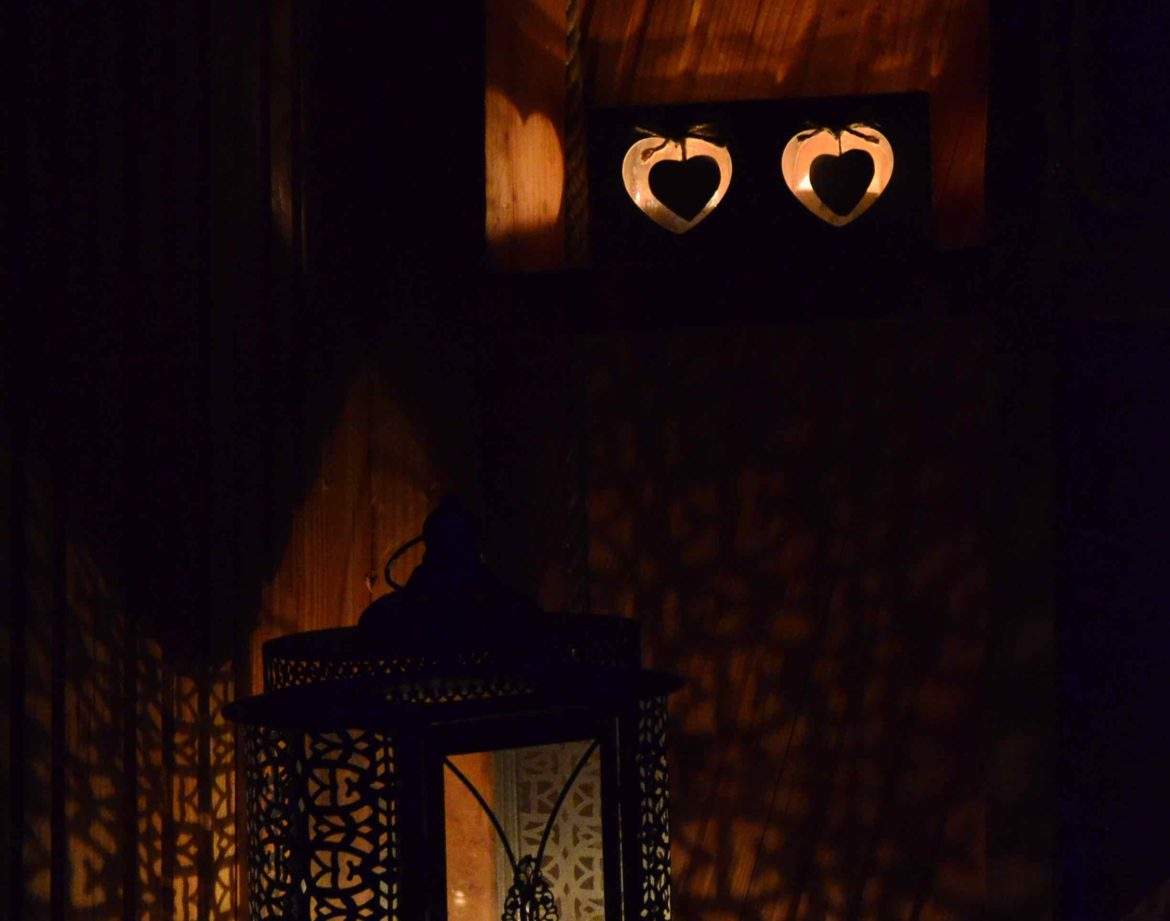 Hébergement insolite en Auvergne-Rhône-Alpes, avec une lanterne décorative créant des ombres.