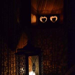 Hébergement insolite en Auvergne-Rhône-Alpes, avec une lanterne décorative créant des ombres.