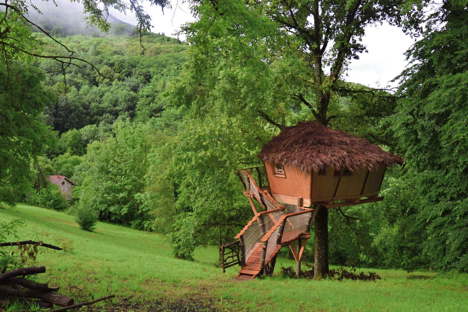 Cabane Lune De Miel Les Cabanes De Carpat Cabane Dans Les Arbres En 