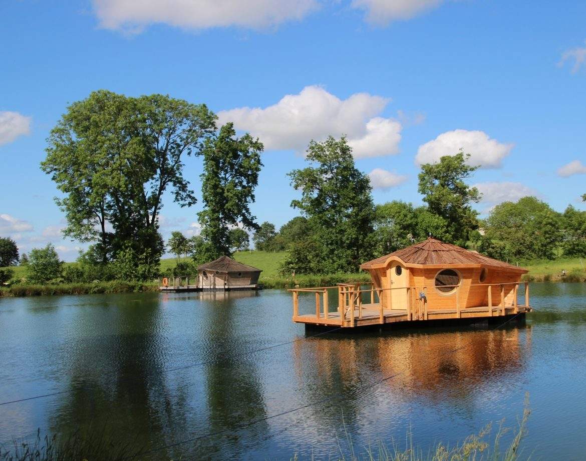Cabane flottante au Pays de la Loire, entourée dun paisible lac et verdure.